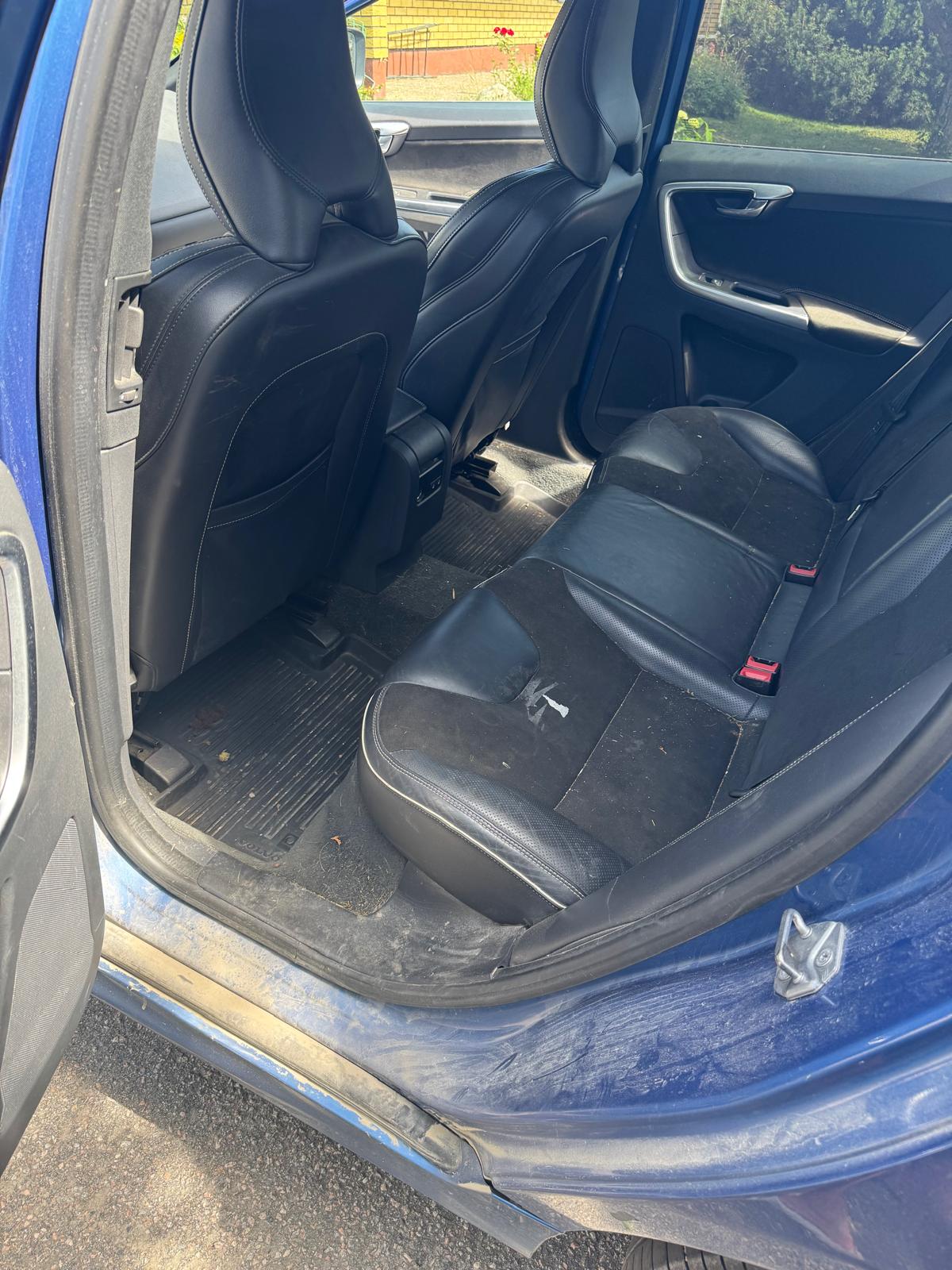 Volvo XC60 – Vänster bak – före