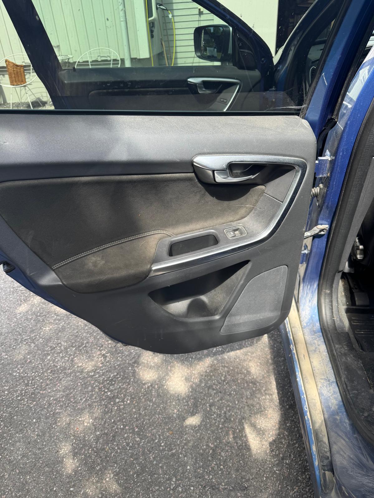 Volvo XC60 – Dörr – före